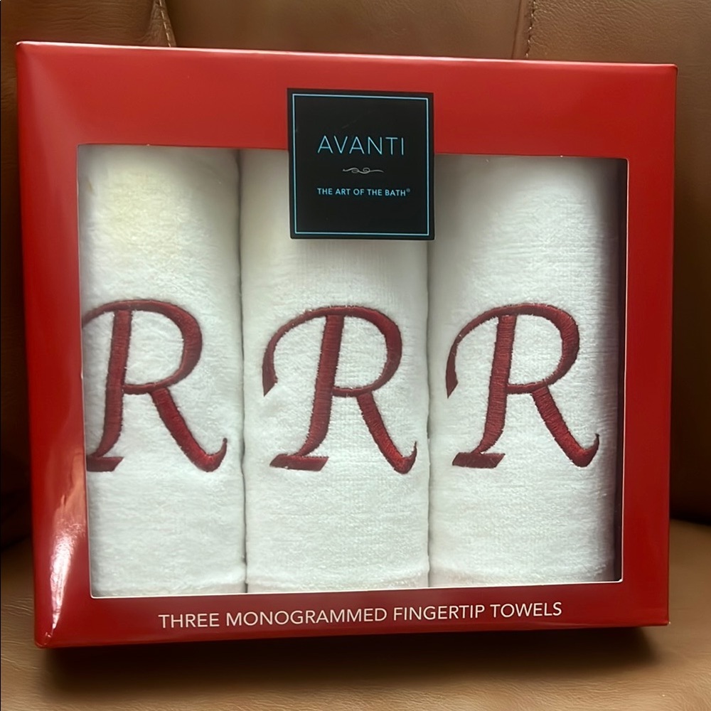 AVANTI Red Embroidered Monogram R Fingertip Towel Set NIB